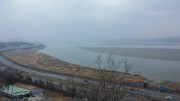ソウルと板門店を結ぶ幹線道路、川向かいは北朝鮮だ（画像：Won-Hee Lee）