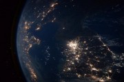 米NASAの宇宙飛行士スコット・ケリー氏が宇宙から撮影しTwitterに投稿した夜の朝鮮半島の画像。中央の大きな光が韓国のソウル、その若干左上の小さな光が平壌。それ以外の北朝鮮は闇夜に包まれている。（画像：Twitter）
