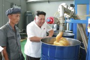 パン工場を視察する金正恩氏（資料写真）
