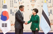 23日、韓国の朴槿恵大統領（右）と会談したボツワナのカーマ大統領（韓国大統領府）