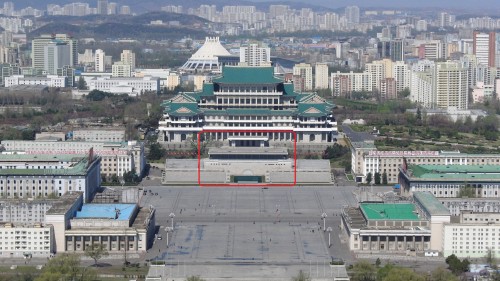 軍事パレードが行われる金日成広場。中央の赤線で囲った部分が金正恩氏が登壇する主席壇（画像：Comrade Anatolii)