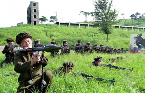 民兵組織「労農赤衛軍」の隊員たち。このように軍服を着た民間人は北朝鮮に非常に多い。（画像：我が民族同士）