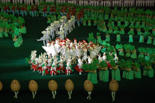 マスゲーム「アリラン」の一幕。ニワトリ、ウサギ、ジャガイモの踊り（画像：Stephan）