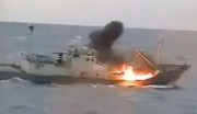 海保の巡視船と交戦し炎を挙げる北朝鮮の工作船