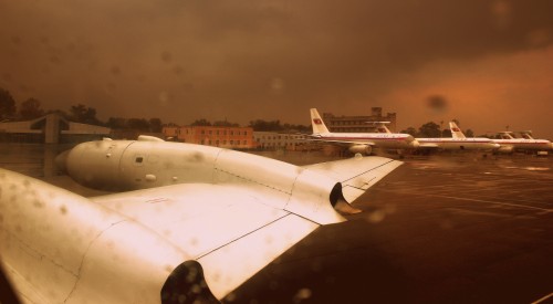 機内から見た雨の漁郎空港（画像：calflier001）