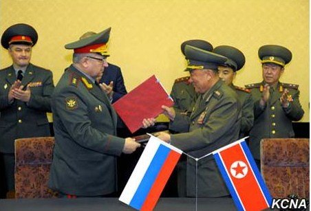 朝鮮人民軍の呉琴鉄副総参謀長（右）と、ロシア連邦軍のボグダノフスキ第1副総参謀長