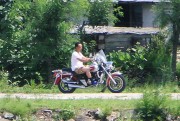 中国製バイクで鴨緑江沿いを疾走する北朝鮮の男性