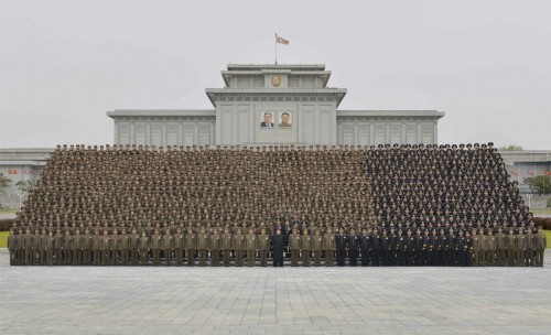 朝鮮人民軍第７回軍事教育指揮官大会の参加者と記念写真を行った金正恩氏（2015年11月7日付労働新聞より）