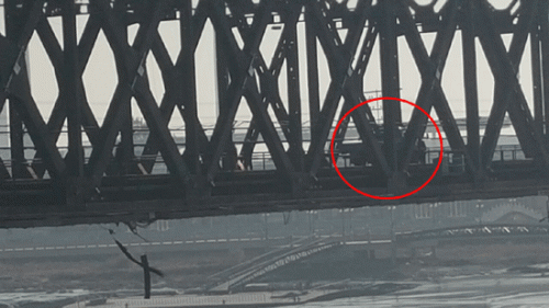 10月31日の鴨緑江大橋。橋の復旧工事が行われている（画像：対北朝鮮情報筋）