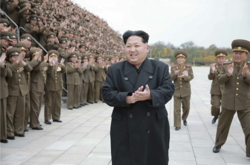 朝鮮人民軍第７回軍事教育指揮官大会の参加者と共に記念写真を撮ったことを報じた。2労働新聞金正恩指揮官大会参加者と記念撮影を行った金正恩氏（2015年11月7日付労働新聞より）