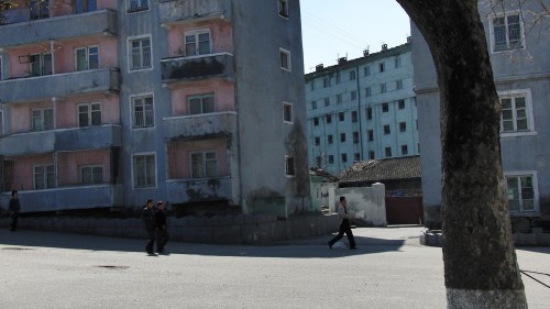 平壌市内の老朽化したマンション（画像：Comrade Anatolii)
