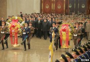 錦繍山太陽宮殿を訪れた金正恩氏（中央）