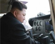 軽飛行機の操縦席に座った金正恩氏。乗り物が大好きだと言われる
