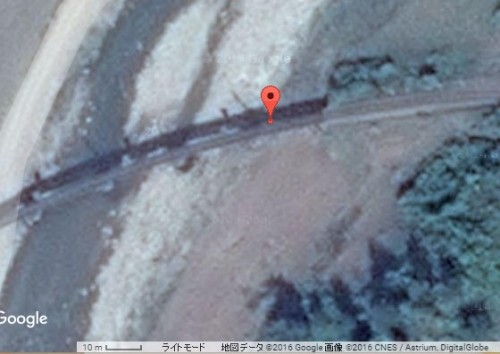 列車が脱線、川底に落下する事故の現場を思われる平羅線城内駅そばの鉄橋（画像：Google map）