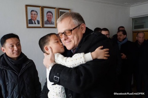 支援食糧の伝達後、北朝鮮の児童を抱くマツェゴラ駐朝ロシア大使（同大使館フェイスブックより）