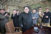 新型大口径放射砲試験発射を現地指導する金正恩氏（2016年3月4日付労働新聞より）