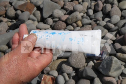 対南ビラの近くで見つかった北朝鮮の歯磨き粉チューブ。（写真：読者提供）