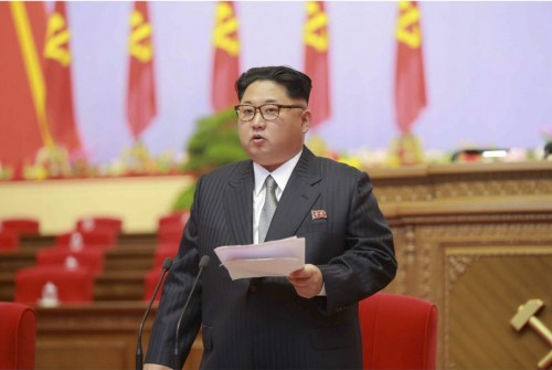 朝鮮労働党第7回大会で演説する金正恩氏（2016年5月7日付け労働新聞より）