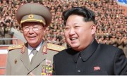 金正恩氏（右）と李永吉氏（左)／2015年10月朝鮮中央通信より
