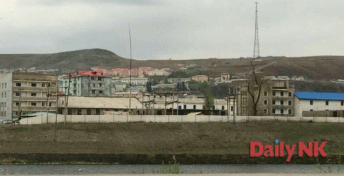 10日に中国長白県から撮影した北朝鮮の恵山市。前日まで掲げられていた労働党の旗がすべて撤去されている（画像：デイリーNK）