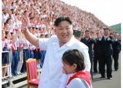 少年たちに手を振る金正恩氏（2016年6月8日付労働新聞）