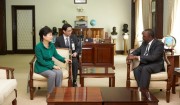 韓国の朴槿恵大統領と会談するケニヤッタ大統領（右／韓国大統領府提供）