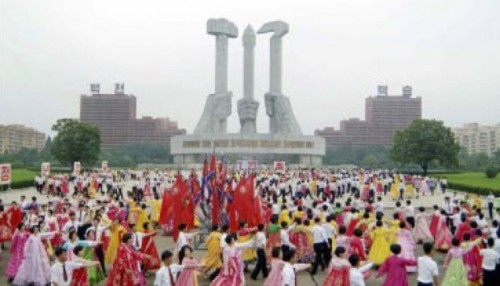 朝鮮戦争勝利63周年を祝う青年学生たちの舞踏会（2016年7月27日付労働新聞より）
