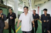 平城レザー工場を現地指導した金正恩氏（2016年7月12日付労働新聞より）