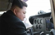 飛行機の操縦席に座った金正恩氏。乗り物が大好きだと言われる
