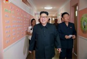 タバコを手に平壌中等学院を現地指導する金正恩氏（朝鮮中央テレビより）