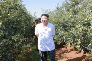 大同江養豚工場を現地指導した金正恩氏（2016年8月18日付労働新聞より）