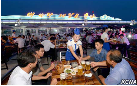 北朝鮮で初めて行われた「ビール祭り」（朝鮮中央通信）