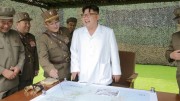 ミサイル発射の視察時、日本列島の描かれた地図を前にした金正恩氏