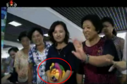 朝鮮中央テレビは、北朝鮮の女性が胸に韓国アニメ「ポンポンポロロ」のキャラクターぬいぐるみを抱えている様子を放映した（画像：朝鮮中央テレビキャプチャー）