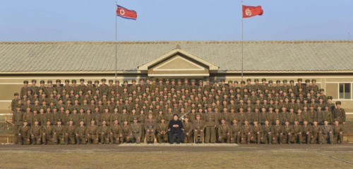 朝鮮人民軍1344軍部隊管下の区分隊と記念撮影を行った金正恩氏（2016年11月9日付労働新聞より）