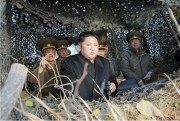 カルリ島の前哨基地と長在島防御隊を視察した金正恩氏（2016年11月13日付労働新聞より）