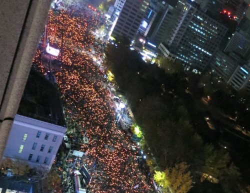 2016年11月12日、ソウルで行われたデモの様子