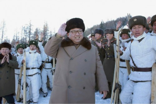 朝鮮人民軍第1045軍部隊管下山岳歩兵大隊のスキー訓練を現地指導した金正恩氏（2016年11月26日付労働新聞より）