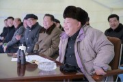 「馬息嶺スキー競技ｰ2016」を観戦した金正恩氏（2016年12月20日付労働新聞より）