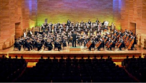 金正日氏の朝鮮人民軍最高司令官任命25周年を祝う国立交響楽団のコンサート（2016年12月25日付労働新聞より）