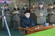 ロケット砲兵中隊の射撃競技を指導した金正恩氏（2016年12月21日付労働新聞より）