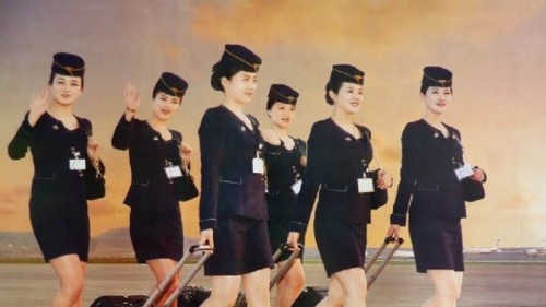 北朝鮮のカレンダーに登場した高麗航空の客室乗務員たち