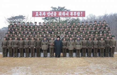 朝鮮人民軍第233軍部隊直属区分隊を視察した金正恩氏（2017年1月19日付労働新聞より）