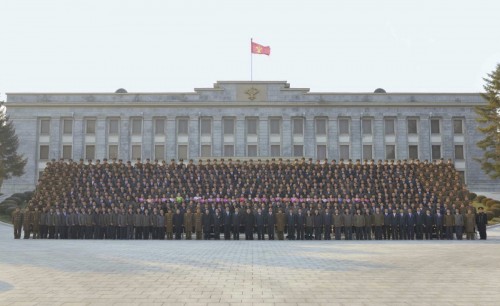 朝鮮人民軍第4回水産部門熱誠者会議の参加者と記念撮影を行った金正恩氏（2017年1月1日付労働新聞より）