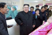 金正淑平壌製糸工場のふとん生産工程を現地指導した金正恩氏(2017年1月8日付労働新聞より）