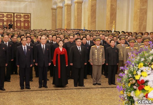 2017年1月1日、錦繍山太陽宮殿を訪れた金正恩夫妻と党・内閣・軍の幹部ら（朝鮮中央通信）