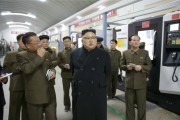 江東精密機械工場を現地指導した金正恩氏（2017年2月7日付労働新聞より）