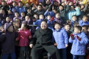 平壌初等学院を現地指導した金正恩氏（2017年2月2日付労働新聞より）