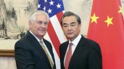 2017年3月18日、北京で会談したティラーソン米国務長官（左）と中国の王毅外相（米国務省提供）