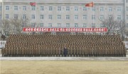 朝鮮人民軍第966大連合部隊の将兵らと記念写真を撮った金正恩氏（2017年3月1日付労働新聞より）